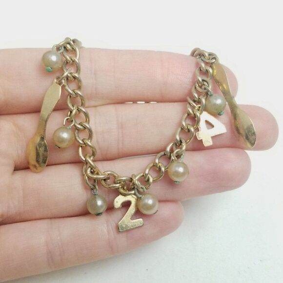 Vintage Gold Tone Charm Bracelet, 2 4 Spoons and Faux Pearls, Retro Estate - Picture 3 of 6